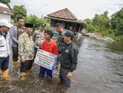 Rumah Roboh di Muba, Pj Bupati Apriyadi Bedah Rumah Tomi