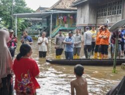 Warga Desa Rantau Panjang Lawang Wetan Terima  Bantuan Sembako 