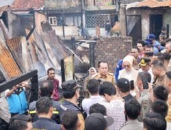 Pj Gubernur Sumsel Agus Fatoni Tinjau Langsung Lokasi Kebakaran dan Berikan Bantuan