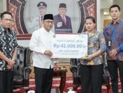 Ahli Waris Perangkat Desa/  Anggota Sekretariat PPS Muara Medak Terima Santunan BPJS Ketenagakerjaan