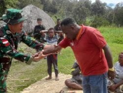 Satgas Yonif 200/BN Berbagi Kebahagiaan Dengan Mengunjungi Kampung Bolakme