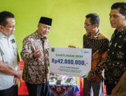 Pj Bupati Apriyadi Antar Langsung Santunan BPJS Ketenagakerjaan ke Kediaman Almarhum Sekdes Sungai Batang