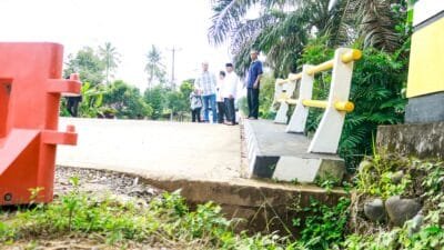 Jembatan Sumber Urip Plakat Tinggi Hampir Ambruk, Pj Bupati Apriyadi Langsung Perbaiki