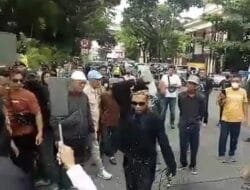 Tuntut, Pecat Plh Kadisdik Sumsel dan Kepsek SMKN 4 Palembang, Demonstran Mandi Bensin di Depan Kantor Gubernur
