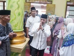 Warga Desa Gajah Mati Tumpah Ruah Sambut Kedatangan Pj Bupati Apriyadi