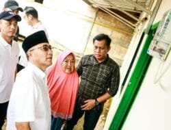 Pj Bupati H Apriyadi Pasang Listrik PLN Rumah Nenek Suhartini Kini terang benderang