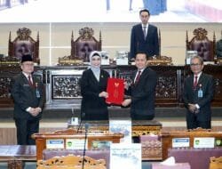 Pj Gubernur Agus Fatoni Sampaikan Dokumen LKPJ Tahun Anggaran 2023 ke-DPRD Sumsel