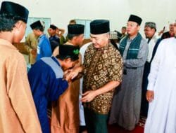 Bareng Istri, Pj Bupati Apriyadi Beri Sembako dan THR untuk Santri Santriwati Ponpes Al Fath