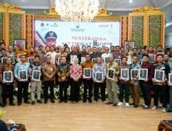 Pj Gubernur Agus Fatoni Serahkan Sertifikat Proper Bagi BUMN dan Perusahaan Swasta Peduli Lingkungan