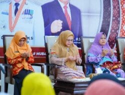 Senyum Ibu-ibu Pengajian Terima Bingkisan dari DWP Muba Jelang Lebaran