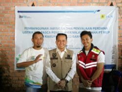 Pj Gubernur Agus Fatoni Resmikan Penyalaan Perdana Listrik PLN di Kecamatan Babat Supat Kabupaten Muba