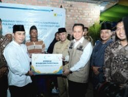 Pj Gubernur Agus Fatoni Salurkan Bantuan Paket Bantuan Sembako Warga Kecamatan Babat Supat Kabupaten Muba