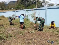 Satgas Yonif 200/BN Bersama Warga Bersihkan Lingkungan Bergotong Royong 