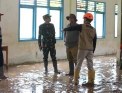 Dandim 0422/LB Bersama Pj. Bupati Lampung Barat Sambangi Lokasi Banjir Di Suoh