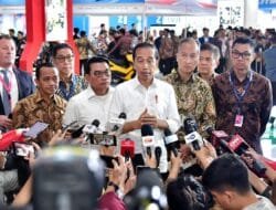 Dikunjungi Presiden Jokowi, Dirut PLN Paparkan Kesiapan Ekosistem Kendaraan Listrik di Booth PLN di PEVS 2024