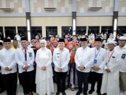 Pj Gubernur Agus Fatoni Lepas Keberangkatan 445 Jemaah Calon Haji Kloter Pertama Embarkasi Palembang