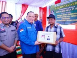 Kunker ke BayLen, Pj Bupati Sandi Silaturahmi Beri Bantuan Bagi Warga