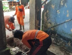 DLH Gotong Royong Bersihkan Pasar Perjuangan Sekayu