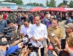 Pj Gubernur Agus Fatoni Dampingi Presiden Jokowi Tinjau Pasar Lawang Agung Muratara Guna Pastikan Harga Bahan Pokok Stabil