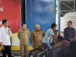 Presiden Jokowi bersama Pj Gubernur Agus Fatoni Salurkan Bantuan Pangan di Kota Lubuk Linggau