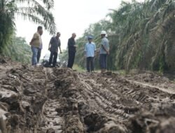 Pak De Slamet Somesentono Tinjau Jalan Rusak Akses Air Saleh Dikeluhkan Warga