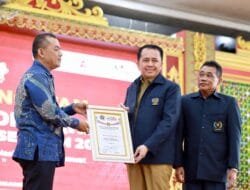 Pj Gubernur Agus Fatoni Terima Piagam dan Jas Kehormatan PWI Pusat Puncak HPN PWI Sumsel Tahun 2024