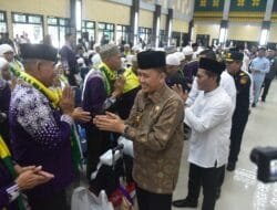 Pj Gubernur Agus Fatoni Sambut Kepulangan 450 Jamaah Haji Kloter I Embarkasi Palembang