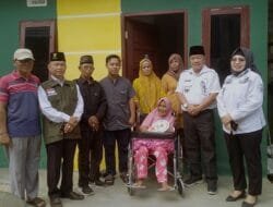 Program Baznas Palembang, Camat Kertapati Serahkan Kunci Rumah Nek Sahidah