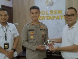 Tokoh Pemuda Serahkan Sepucuk Senpira Lengkap Amunisi di Polsek Kertapati 