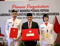 Sekda Sumsel Edward Candra Terima Duplikat Bendera Pusaka HUT RI Ke-79 dari Kepala BPIP RI