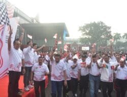 Pj Sekda Sumsel Edward Candra Lepas Ribuan Peserta Jalan Santai HUT Kemerdekaan RI Ke-79