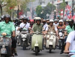 Paslon Ratu Dewa-Prima Salam Lakukan Konvoi dengan Vespa Menuju KPU Palembang untuk Daftar Pilkada 2024