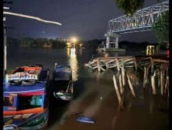 Jembatan Lalan di Musi Banyuasin Ambruk, Akses Warga Lumpuh Total Akibat Tabrakan Tongkang Batu Bara