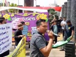 Puluhan Massa Aksi di PN Palembang Terkait Dugaan Penyalahgunaan Wewenang Program Optimasi Lahan Dinas Pertanian Banyuasin