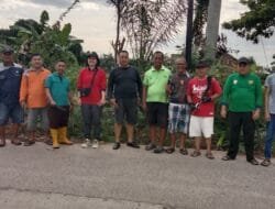 Gotong Royong Warga Kelurahan Karya Jaya Bersama Lurah, Jumat Pagi