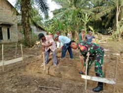 Babinsa Koramil 426-04 Banjar Agung Bantu Pembangunan Rumah Warga