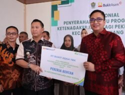 Bukit Asam (PTBA) Beri Perlindungan Ketenagakerjaan untuk 500 Pekerja Rentan di Muara Enim