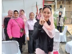 Antrian Pertama, Nandriani Oktarina Nyoblos di TPS 10