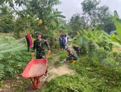 Satgas Pamtas Yonif 141/AYJP dan Warga Kampung Pisang Gelar Karya Bakti Bersih Lingkungan