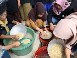 Bukit Asam (PTBA) dan IZI Berdayakan Masyarakat Desa Prabu Menang Lewat Usaha Tempe