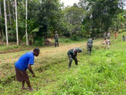 Satgas Pamtas Yonif 144/JY dan Warga Kampung Assikie Gotong Royong Bersihkan Jalan