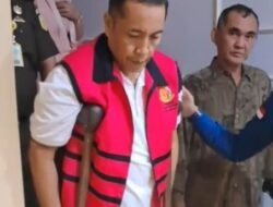Penyerahan Tersangka dan Barang Bukti (Tahap II) Deliar Marzuki dan Alex Rahman ke Kejari Palembang