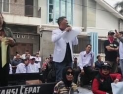 Ratusan Massa Demo, Parkside Hotel Disegel dan Digembok Aliansi Masyarakat