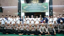 Gubernur Herman Deru dan Wagub Cik Ujang Sholat Isya dan Tarawih Berjamaah di Masjid As-Sa’adah Mapolda Sumsel