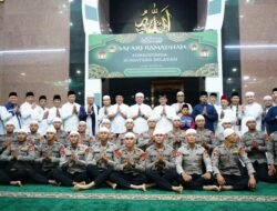 Gubernur Herman Deru dan Wagub Cik Ujang Sholat Isya dan Tarawih Berjamaah di Masjid As-Sa’adah Mapolda Sumsel
