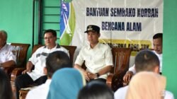 Gas Program Prioritas, Bupati Muchendi Salurkan Pupuk untuk Petani Sawit