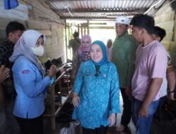 Ketua TP PKK Palembang Terobos Banjir untuk Bantu Warga Sakit