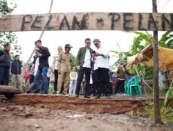 Sat-Set! Bupati OKI Tinjau Langsung Jembatan Rusak di Desa Kandis