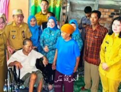 Ketua TP PKK Palembang Kunjungi Warga Sakit, Serahkan Bantuan Kursi Roda