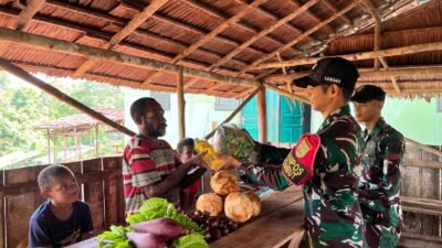 Satgas Yonif 144/Jaya Yudha Barter Hasil Pertanian dengan Masyarakat Perbatasan